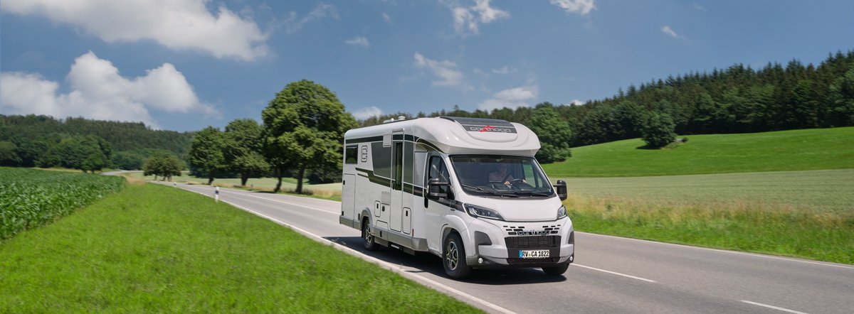 Landschaftsaufnahme fahrendes Carthago Wohnmobil c-line Teilintegriert 