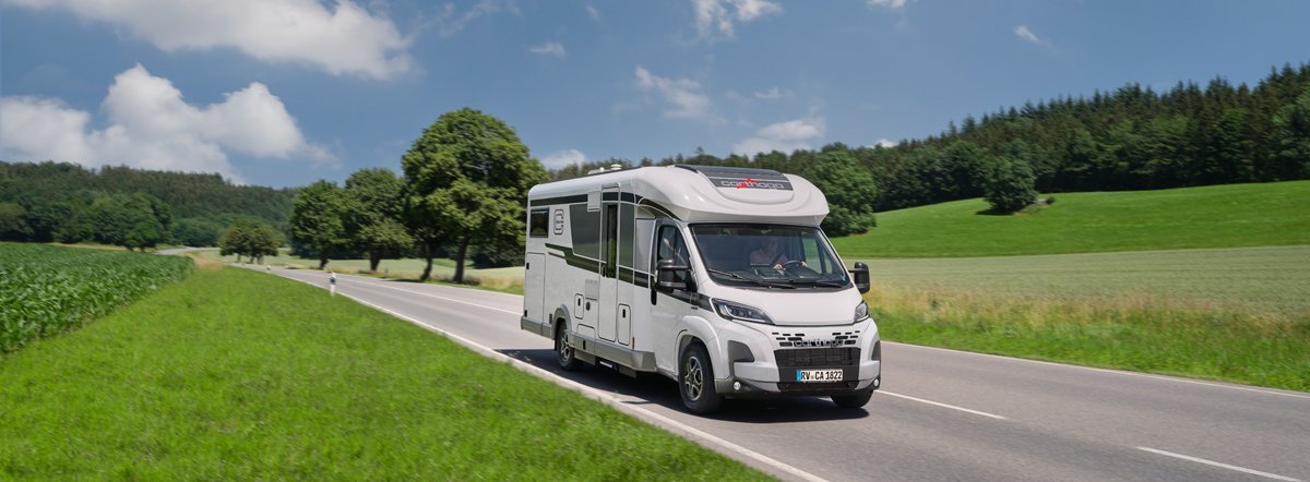 Landschaftsaufnahme fahrendes Carthago Wohnmobil c-line Teilintegriert 