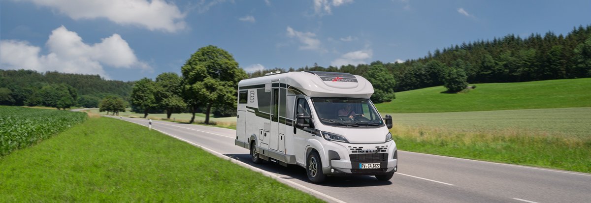 Landschaftsaufnahme fahrendes Carthago Wohnmobil c-line Teilintegriert 