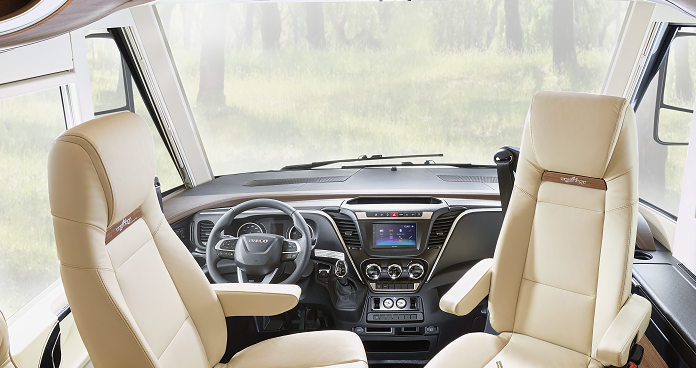 Innenansicht der Fahrerkabine beim vollintegrierten s-plus-61 LE Iveco
