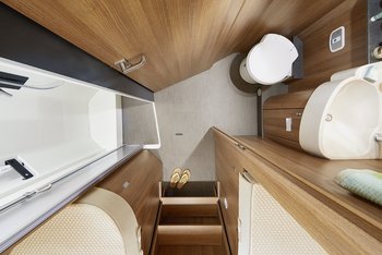 Draufsicht auf das Komfort- Raumbad mit Umkleidezimmer im Carthago Wohnmobil