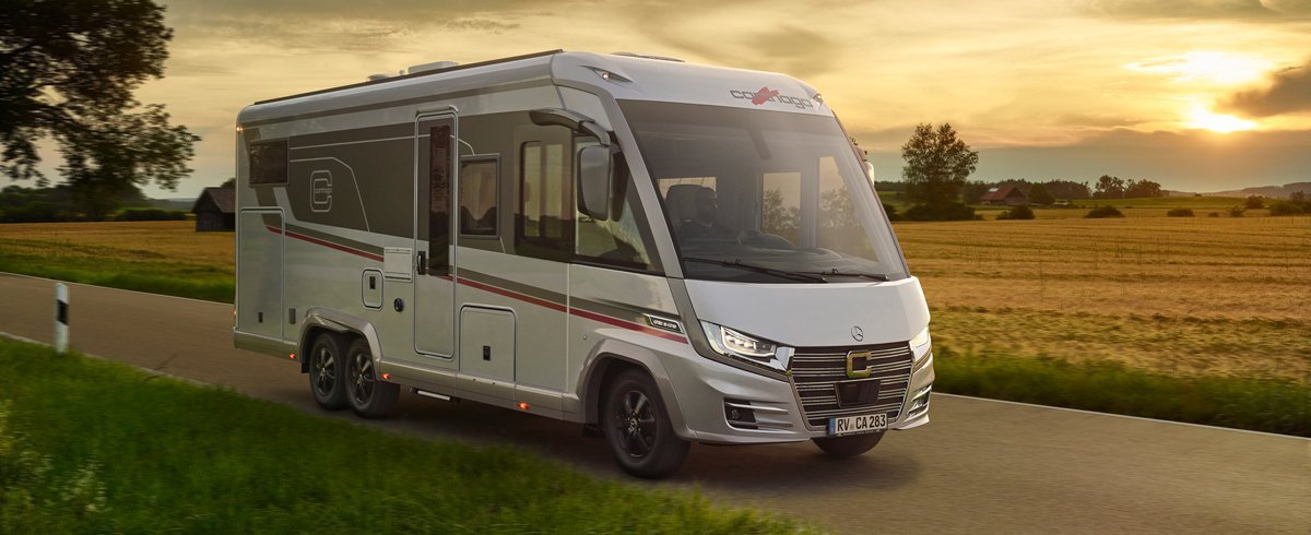 Carthago Wohnmobil e-line auf der Straße im Sonnenuntergang