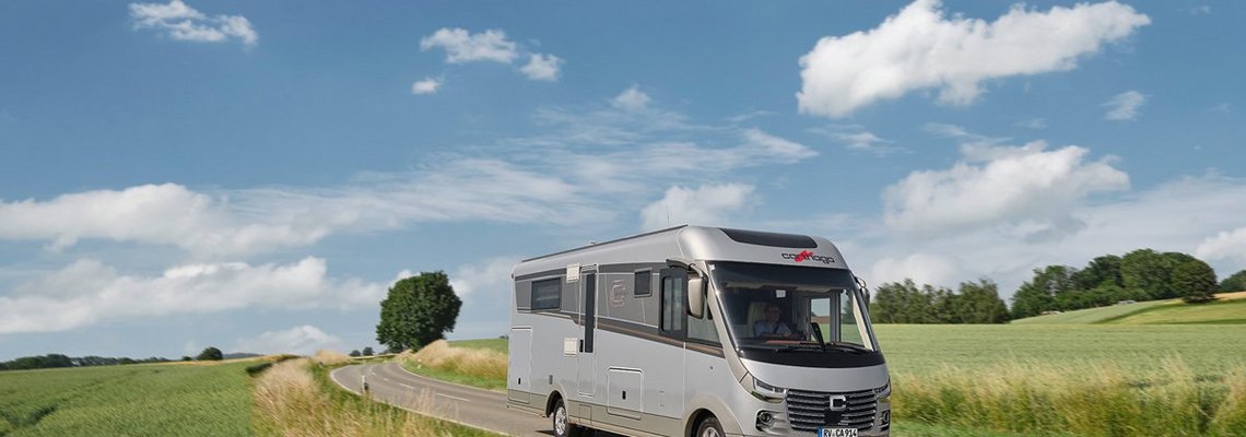 Landschaftsaufnahme fahrendes Carthago Wohnmobil liner-for-two auf Straße