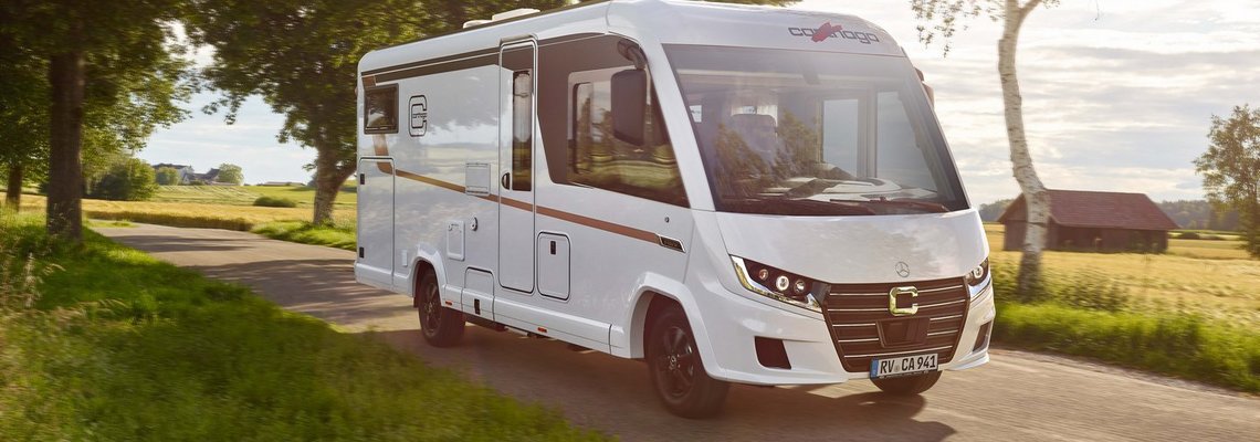 Fahraufnahme Carthago Wohnmobil C2-tourer mit Bäume im Hintergrund
