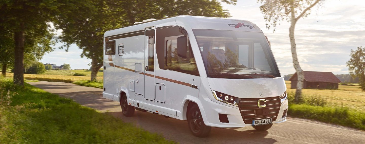 Fahraufnahme Carthago Wohnmobil C2-tourer mit Bäume im Hintergrund