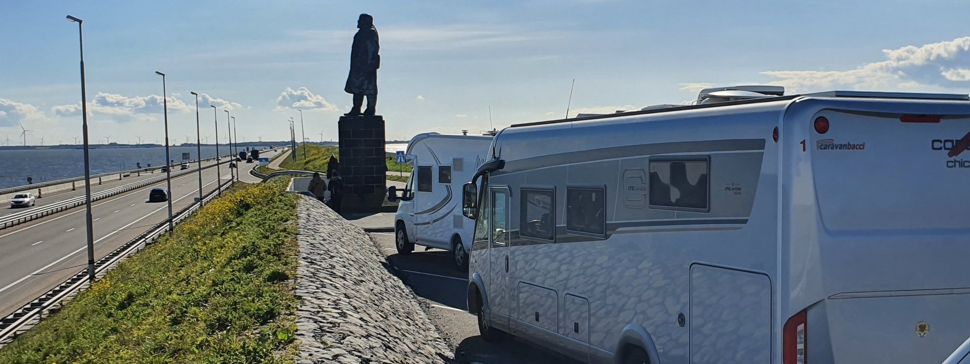 Ansicht einer Carthago Wohnmobils vor einer großen Brücke in den Niederlanden