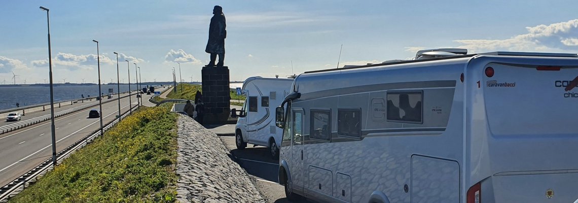 Ansicht einer Carthago Wohnmobils vor einer großen Brücke in den Niederlanden