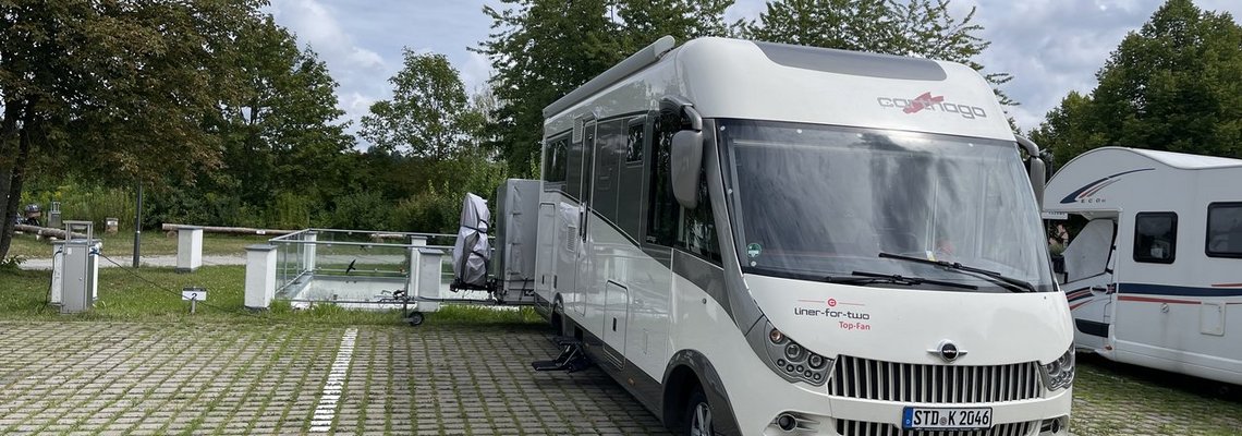 Ansicht eines liner fot two von Carthago auf einem Stellplatz in Italien