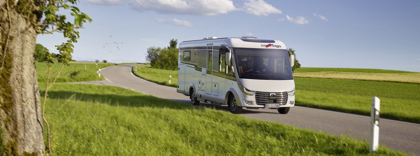Carthago Wohnmobil c-line Integriert fahrend auf der Straße 
