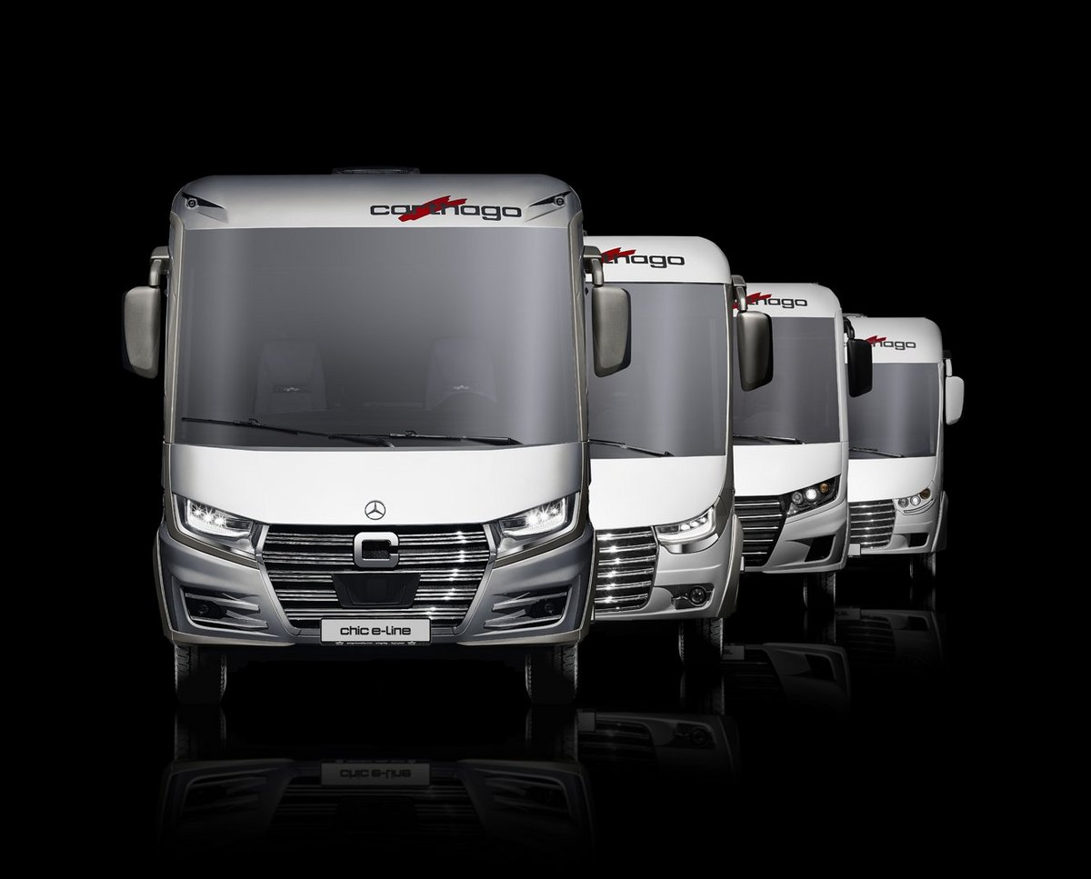 Frontansicht Carthago Wohnmobile vollintegriert auf schwarzem Hintergrund
