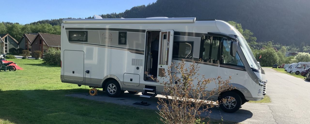 Ansicht eines Carthago chic s-plus Wohnmobils auf einem Stellplatz in Norwegen