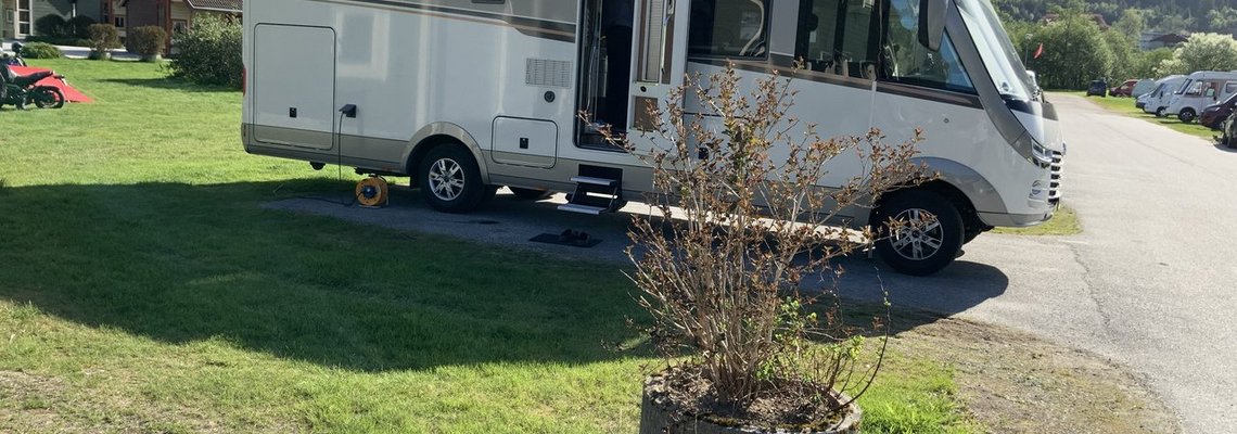 Ansicht eines Carthago chic s-plus Wohnmobils auf einem Stellplatz in Norwegen