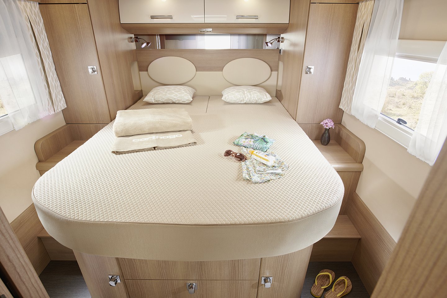 Innenansicht des Schlafraums mit Queensbett mit extragroßer Liegefläche