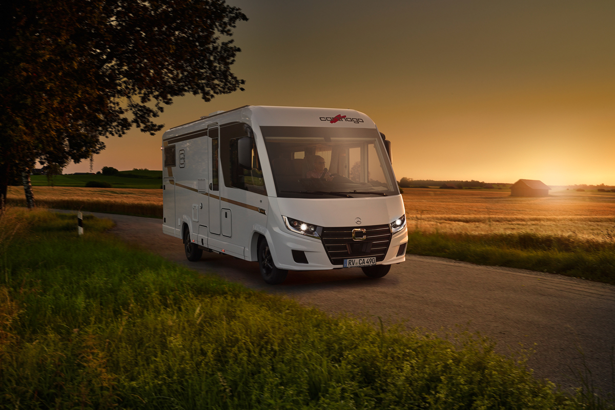 Fahraufnahme Carthago Wohnmobil C2-tourer Integriert bei Sonnenuntergang