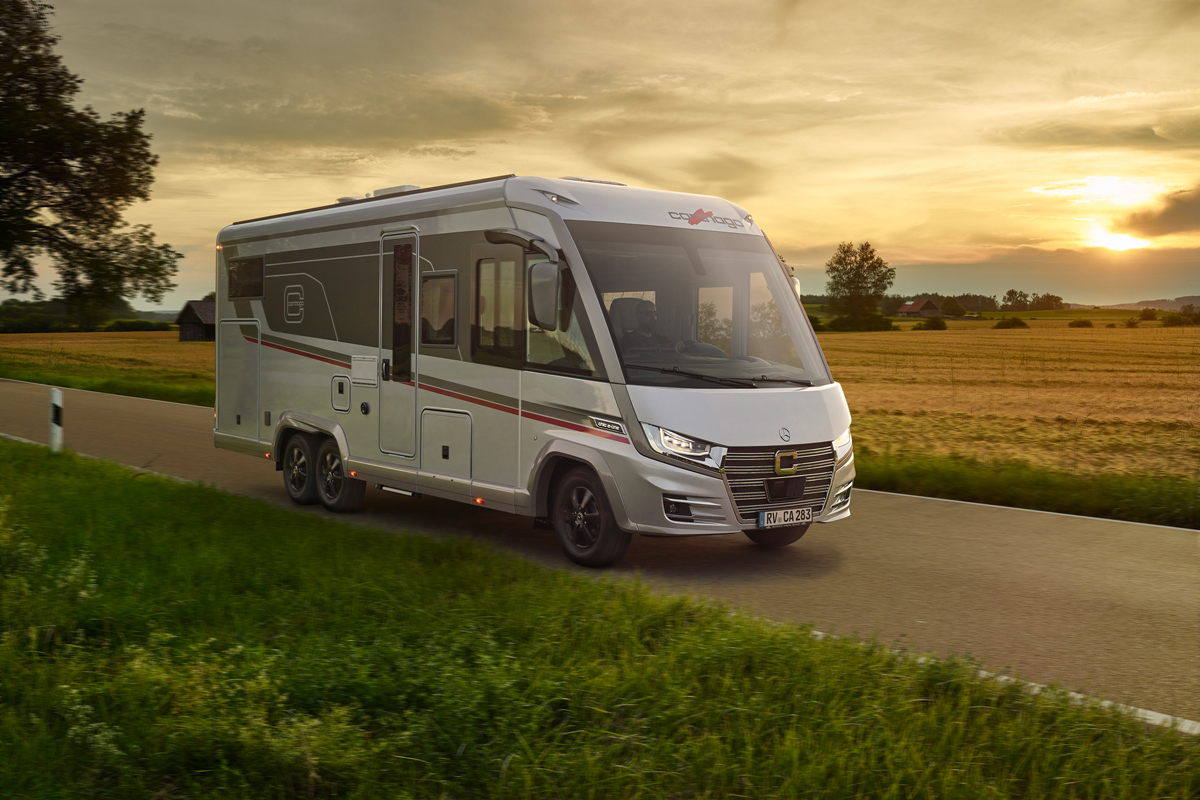 Carthago Wohnmobil e-line auf der Straße im Sonnenuntergang
