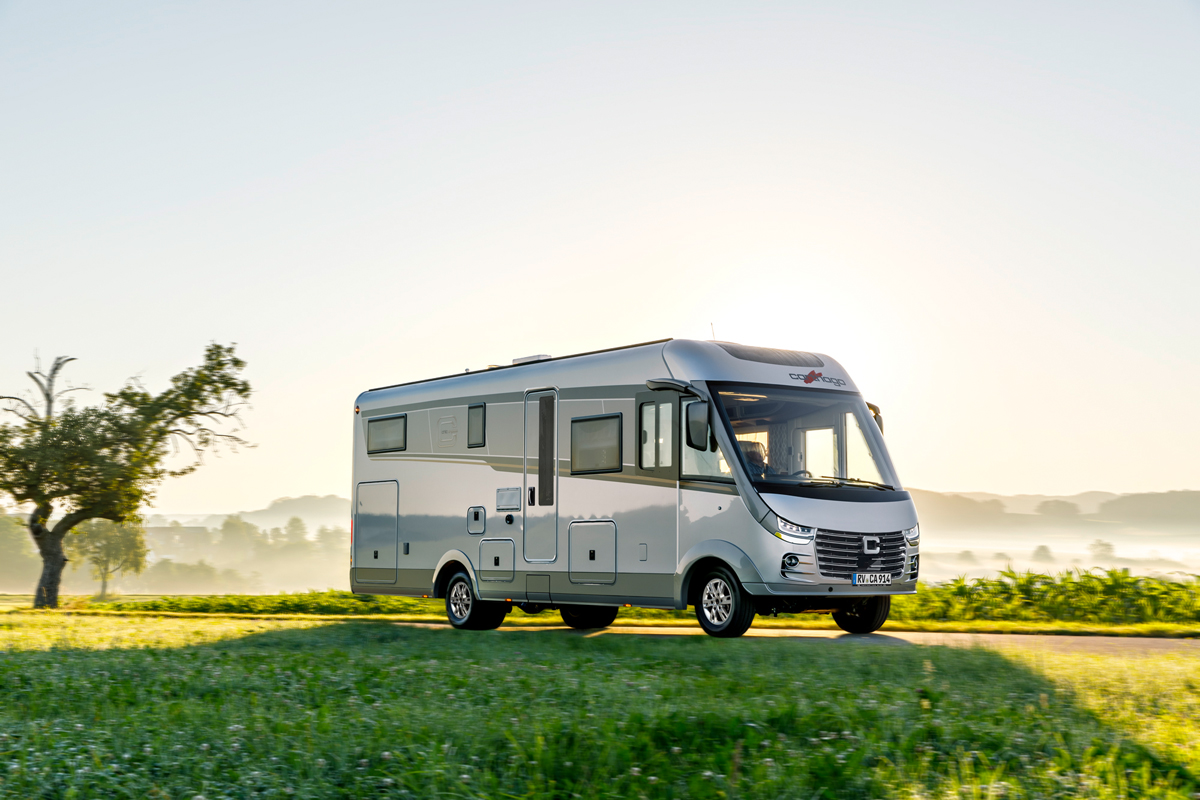 Carthago Wohnmobil s-plus auf einer Wiese mit blauem Himmel