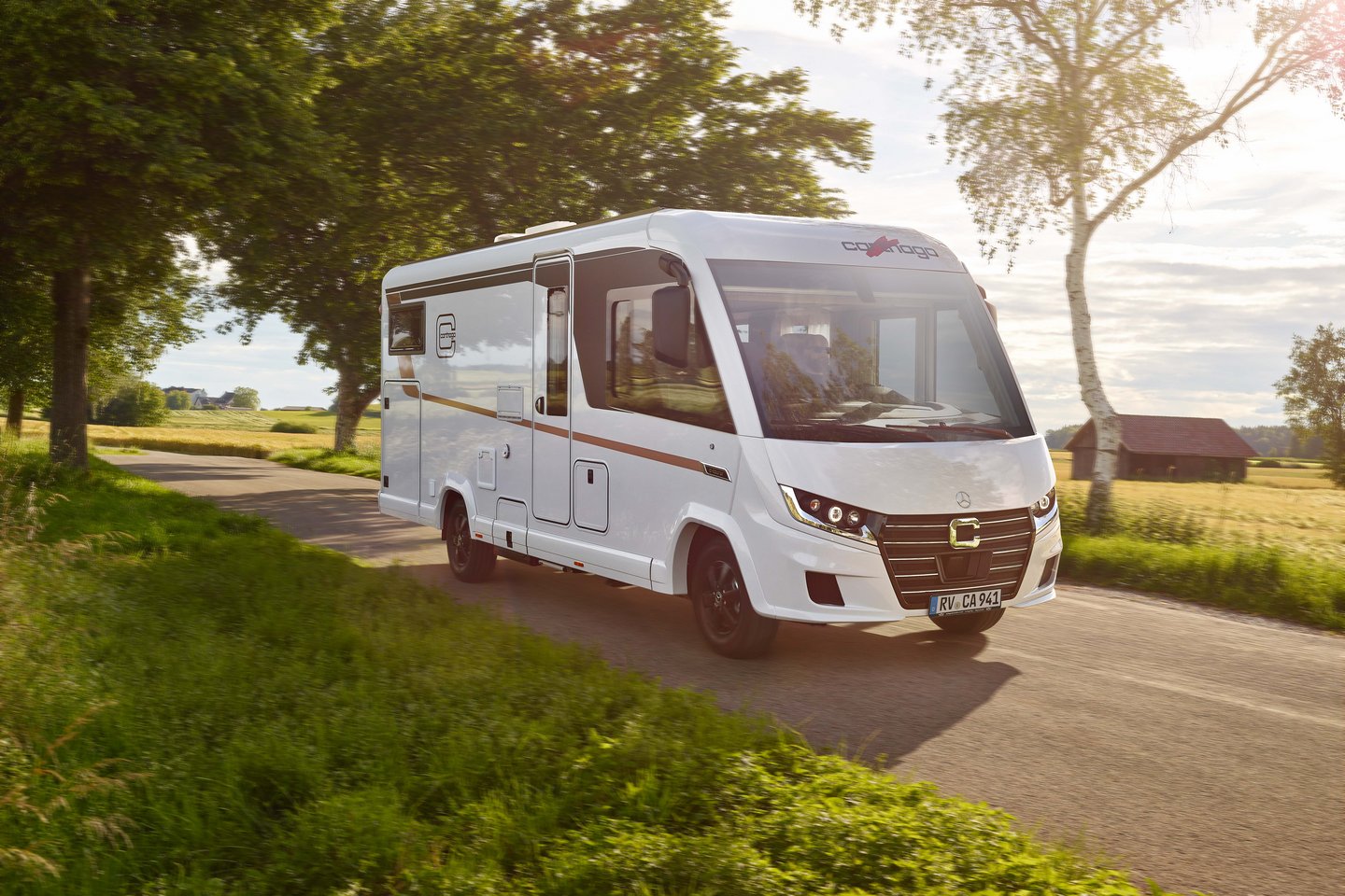 Fahraufnahme Carthago Wohnmobil C2-tourer mit Bäume im Hintergrund