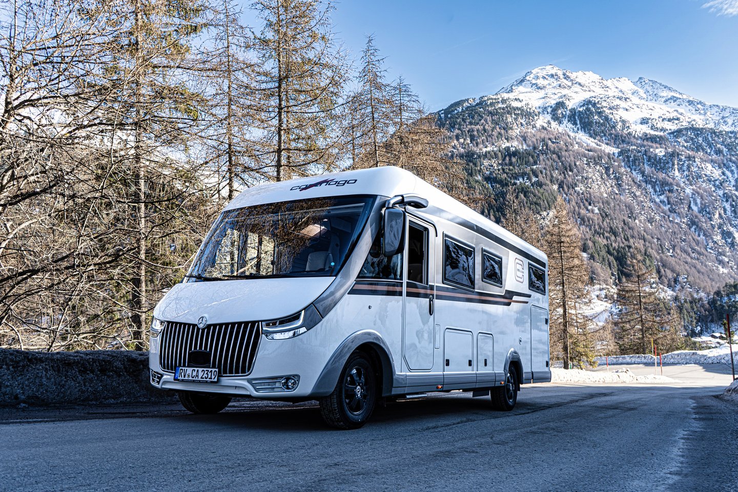 Bild eines Carthago chic c-line I Wohnmobils auf einer Straße inmitten eines Bergpanoramas
